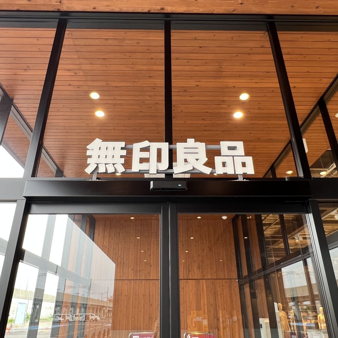 店舗入口のロゴ
