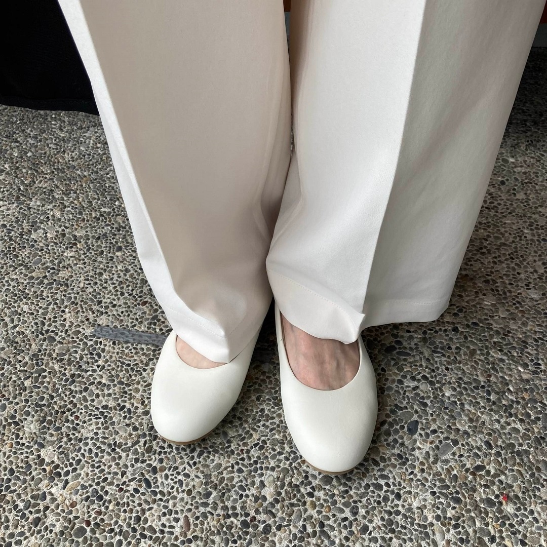 撥水タックストレートパンツ