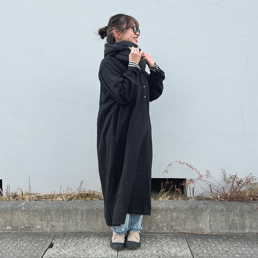 女性が横を向いている写真