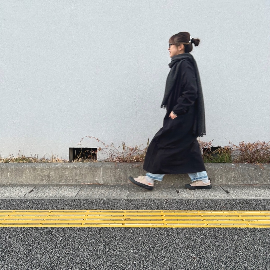 女性が歩いている写真