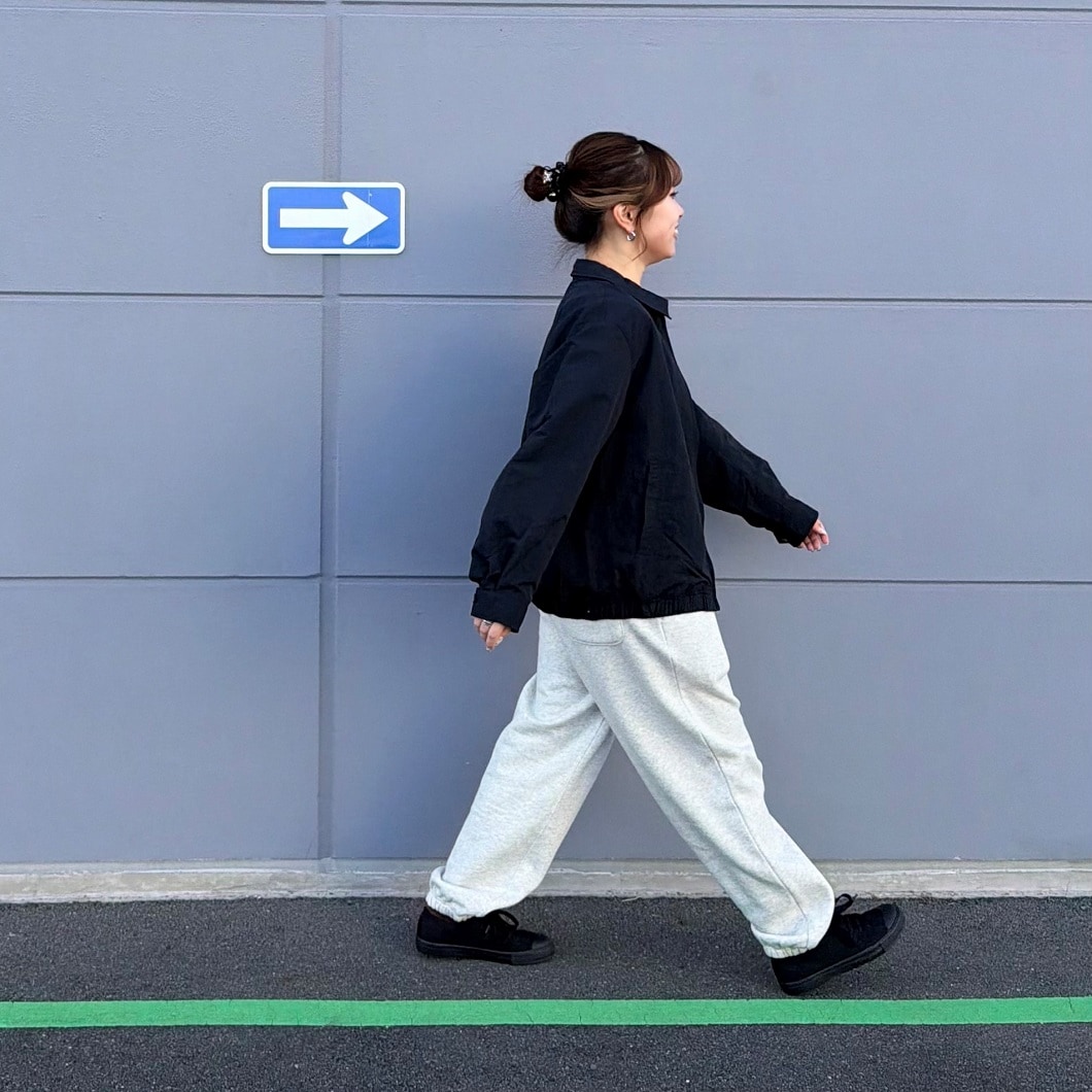 女性が歩いてる