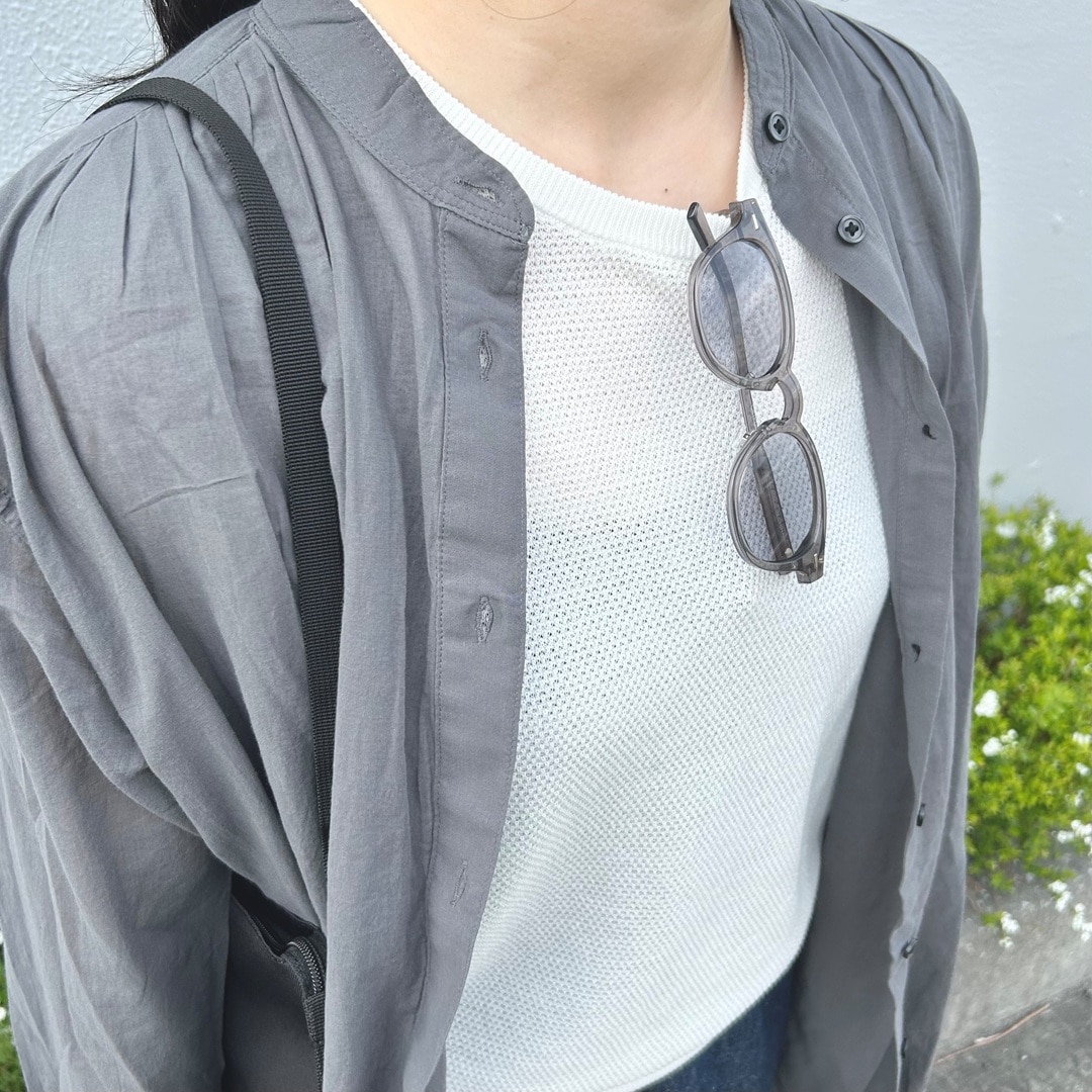 女性の胸元の写真