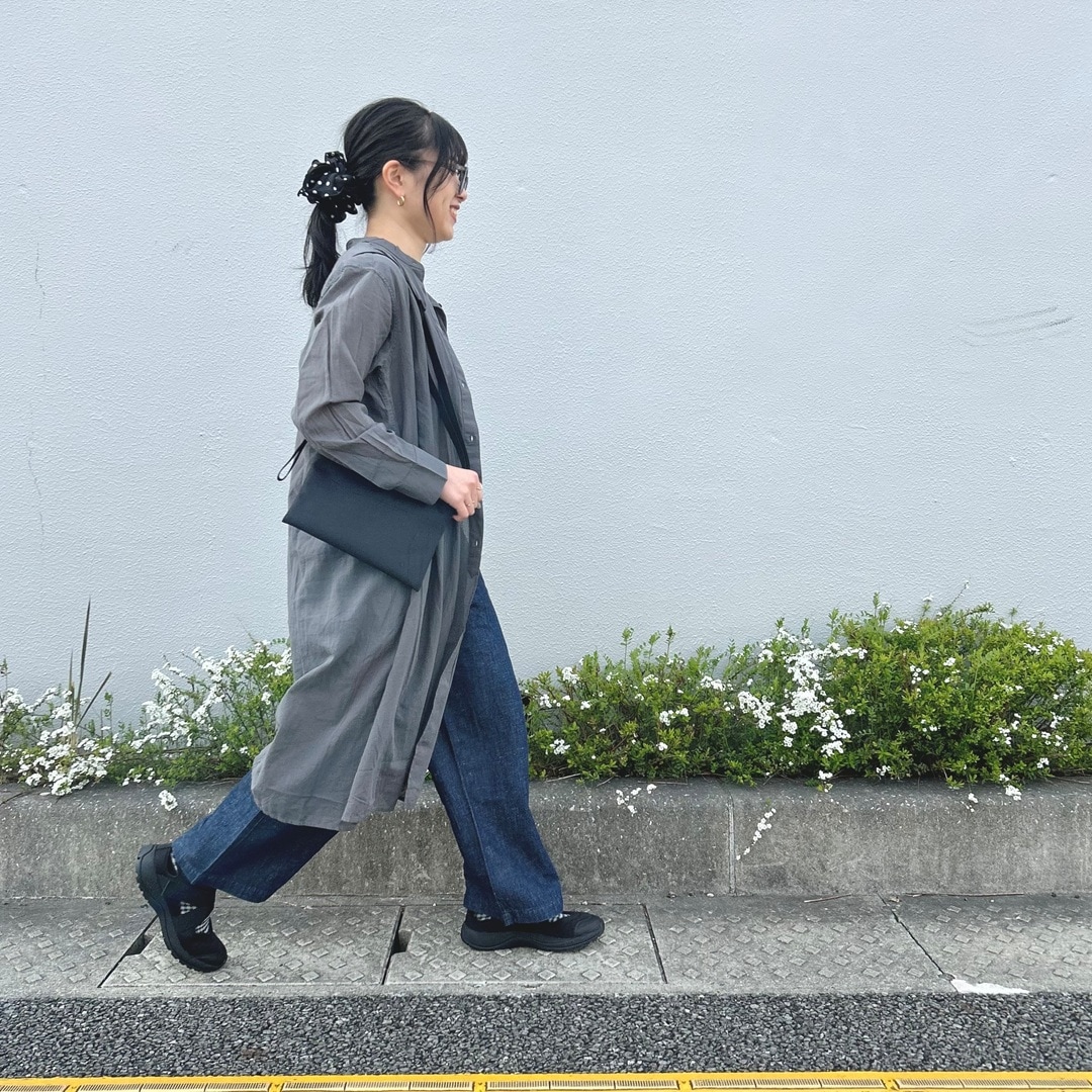 女性が歩いている写真