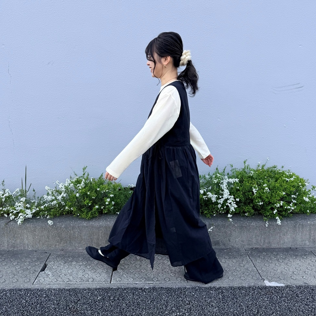 女性が立っている