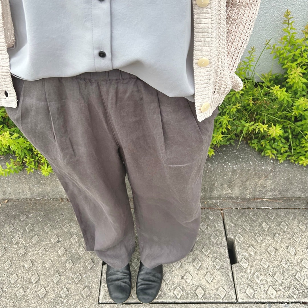 女性の上半身姿