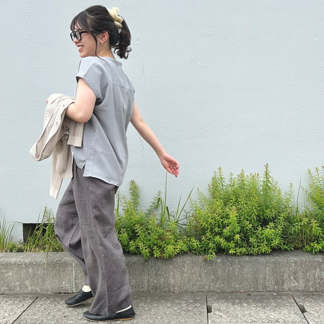 女性が歩いている