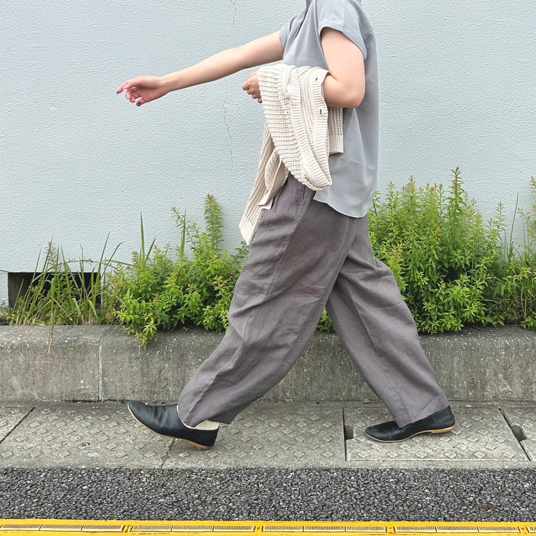 女性が歩いている