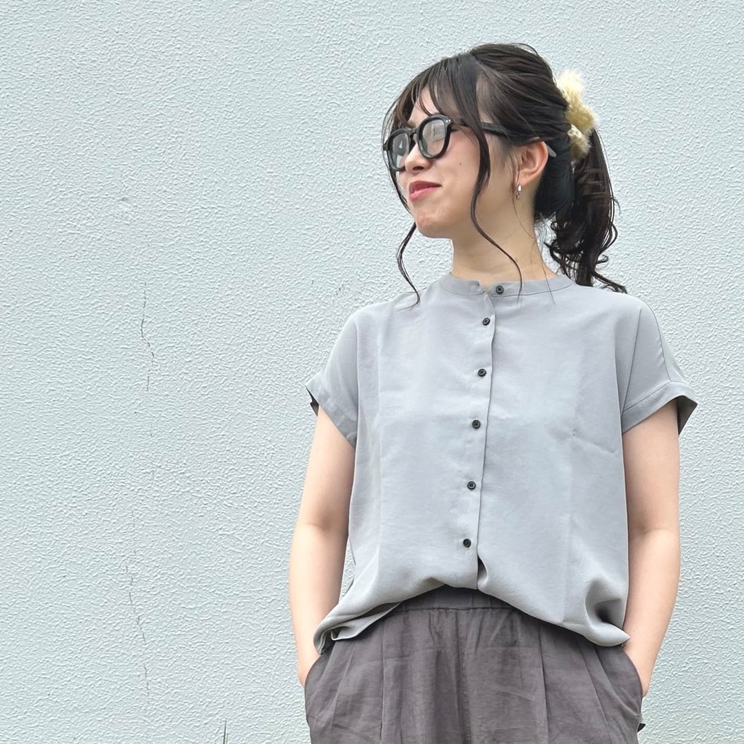 女性の上半身姿