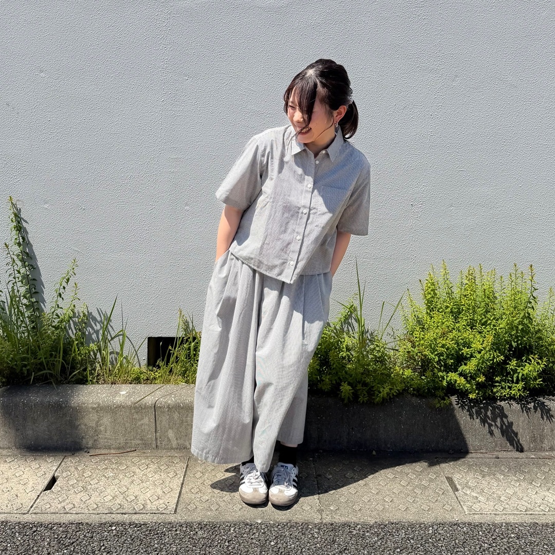 女性が立っている