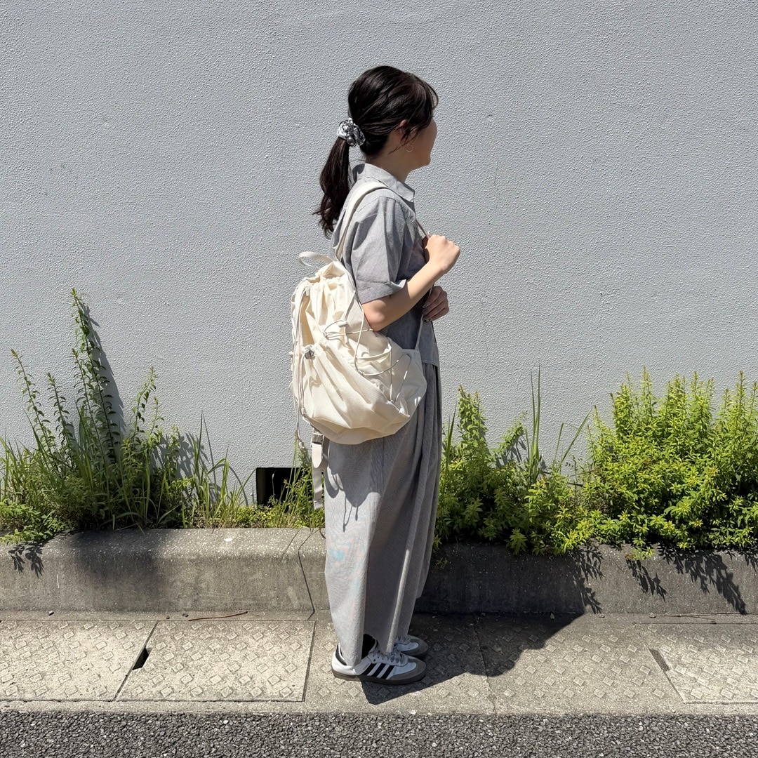 女性が立っている