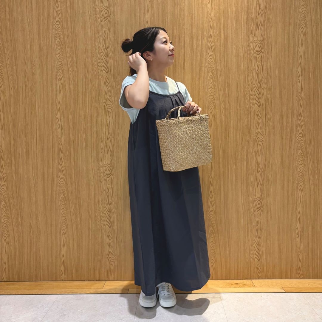 キャミワンピ女性