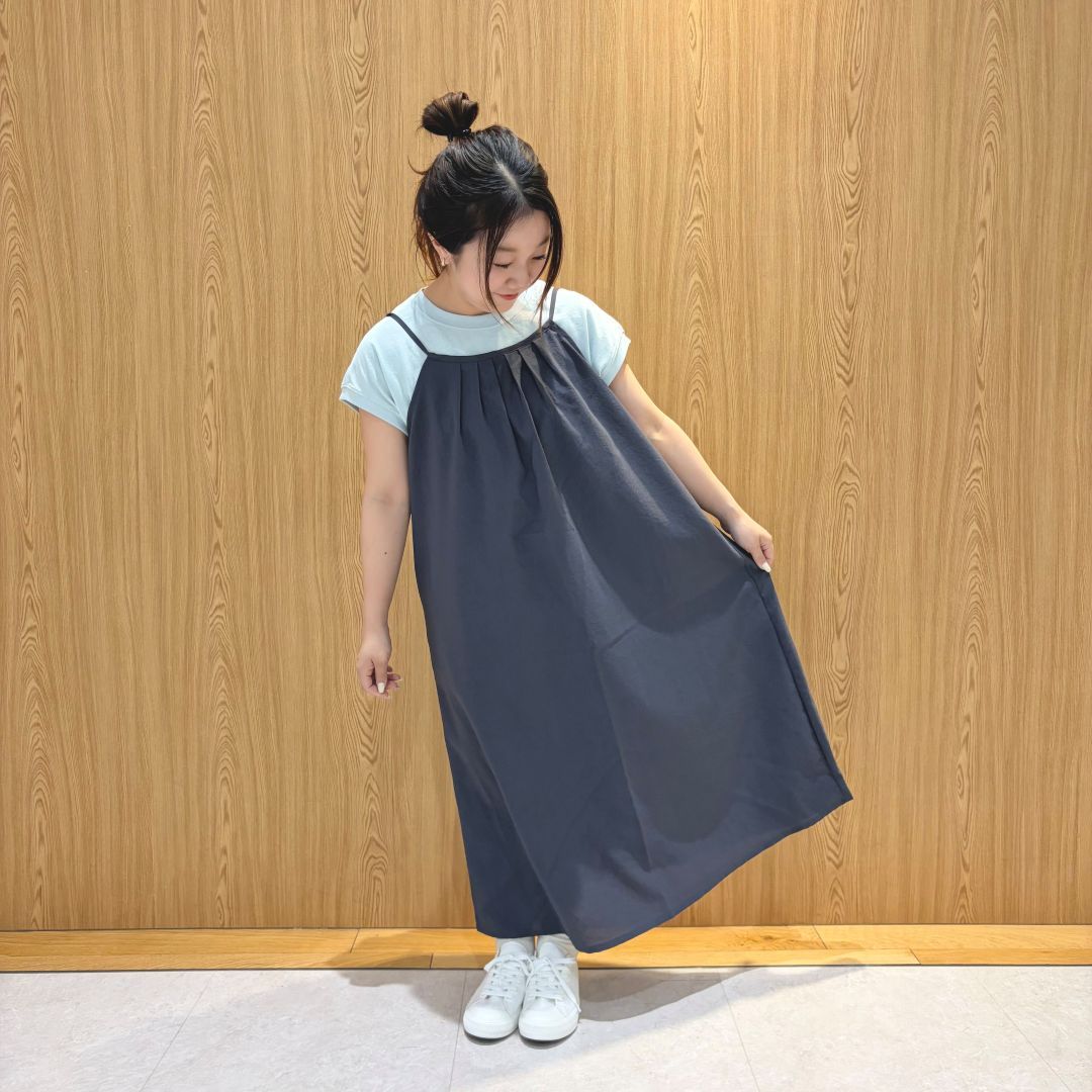 キャミワンピ女性