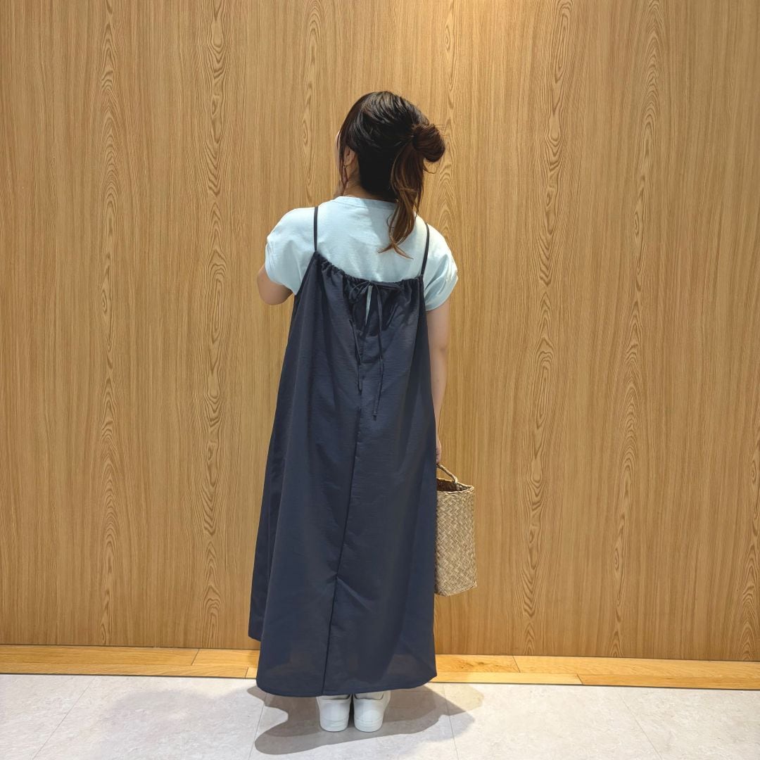 キャミワンピ女性