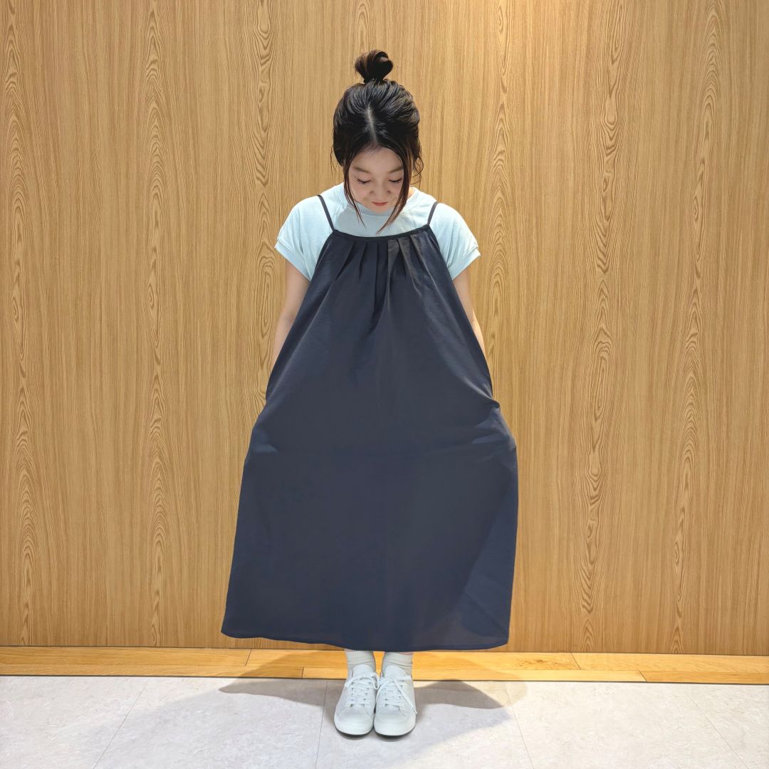 キャミワンピ女性