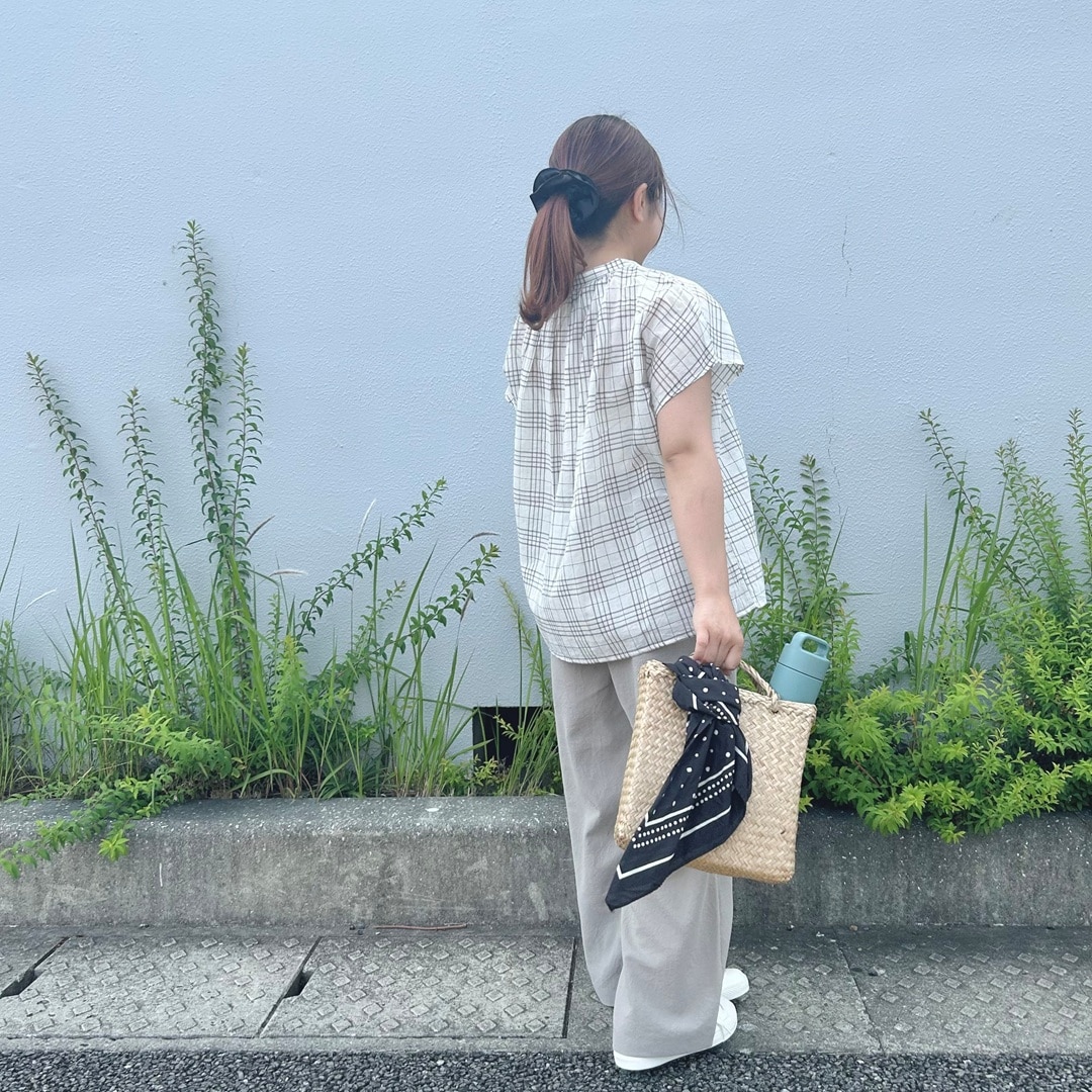 女性の後ろ姿
