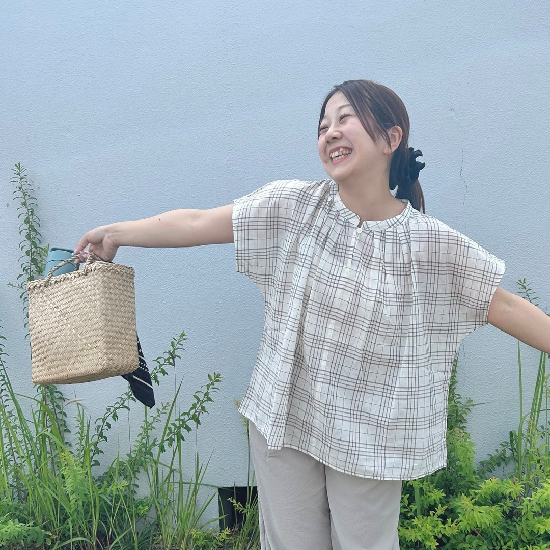女性が手を広げている写真