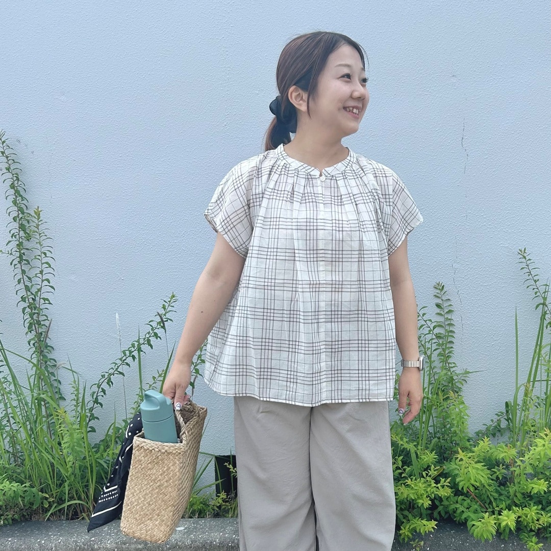 女性がを横向いている写真