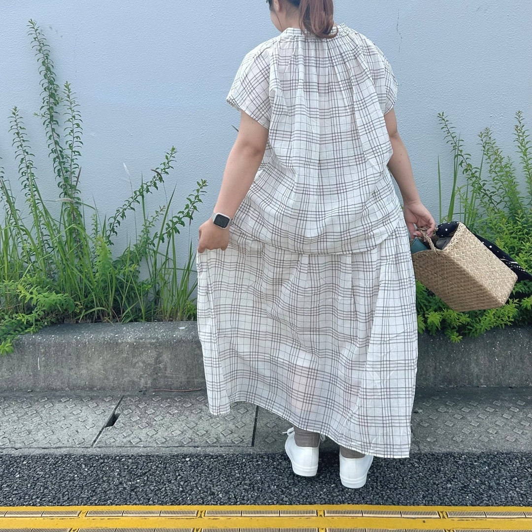 女性の後ろ姿
