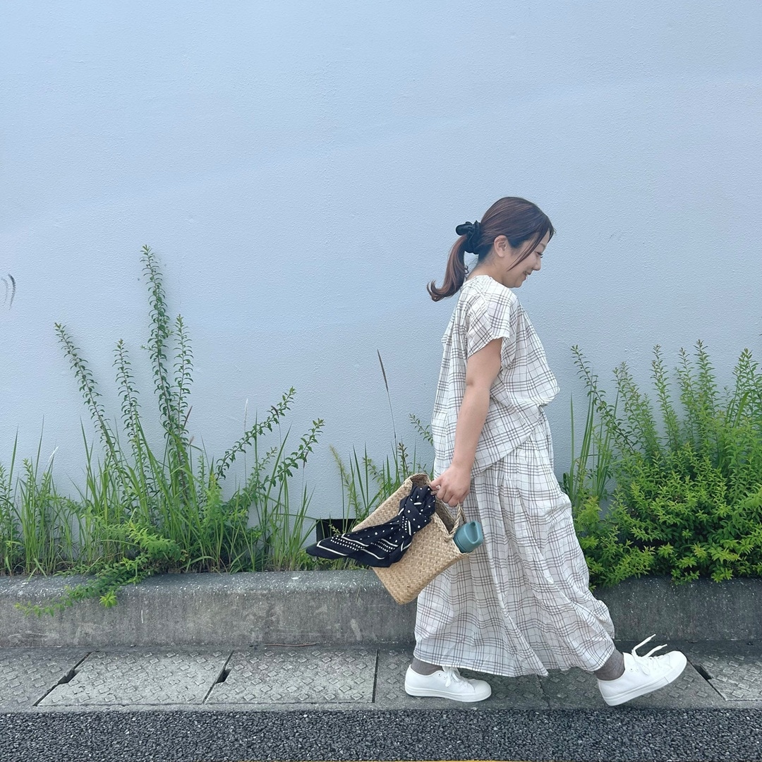 女性が歩いている写真