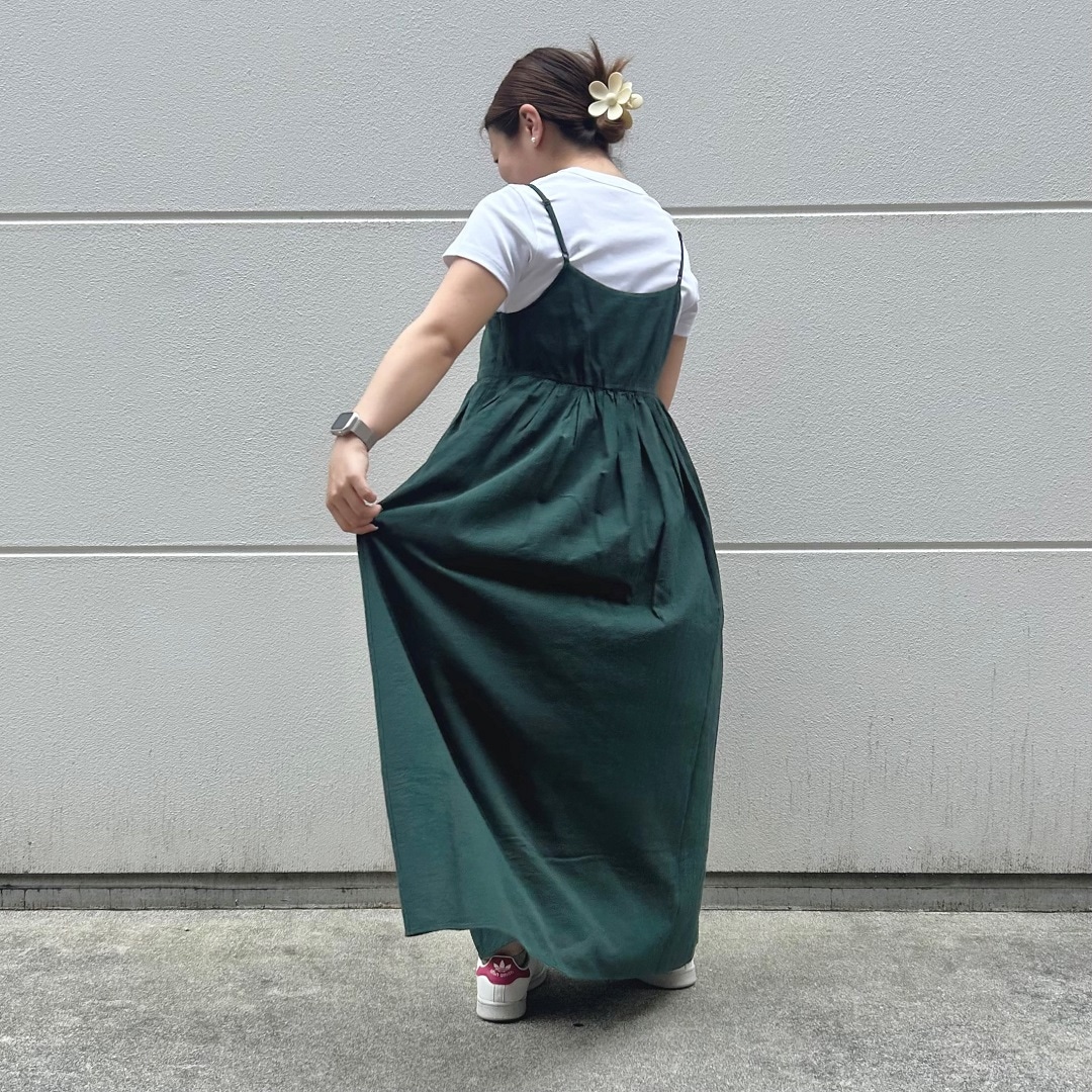 女性の後ろ姿