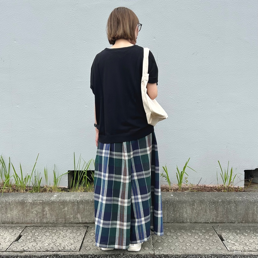 女性の後ろ姿