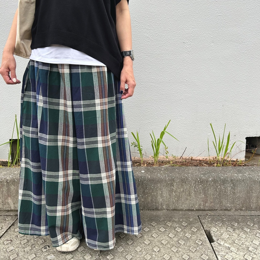 チェック柄のパンツ