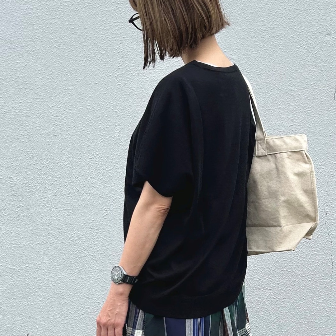女性の斜め後ろからの写真
