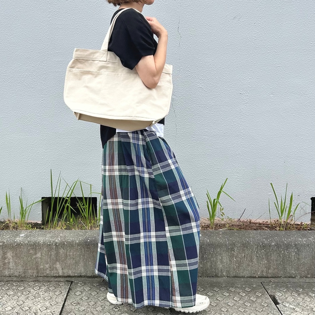 女性ｈが真横向いている