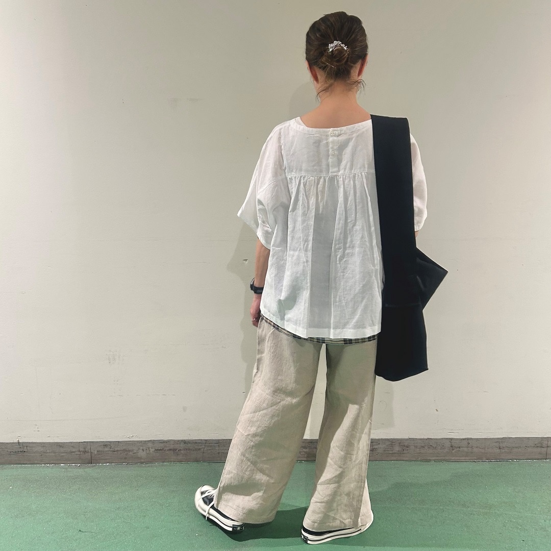女性の後ろ姿の写真