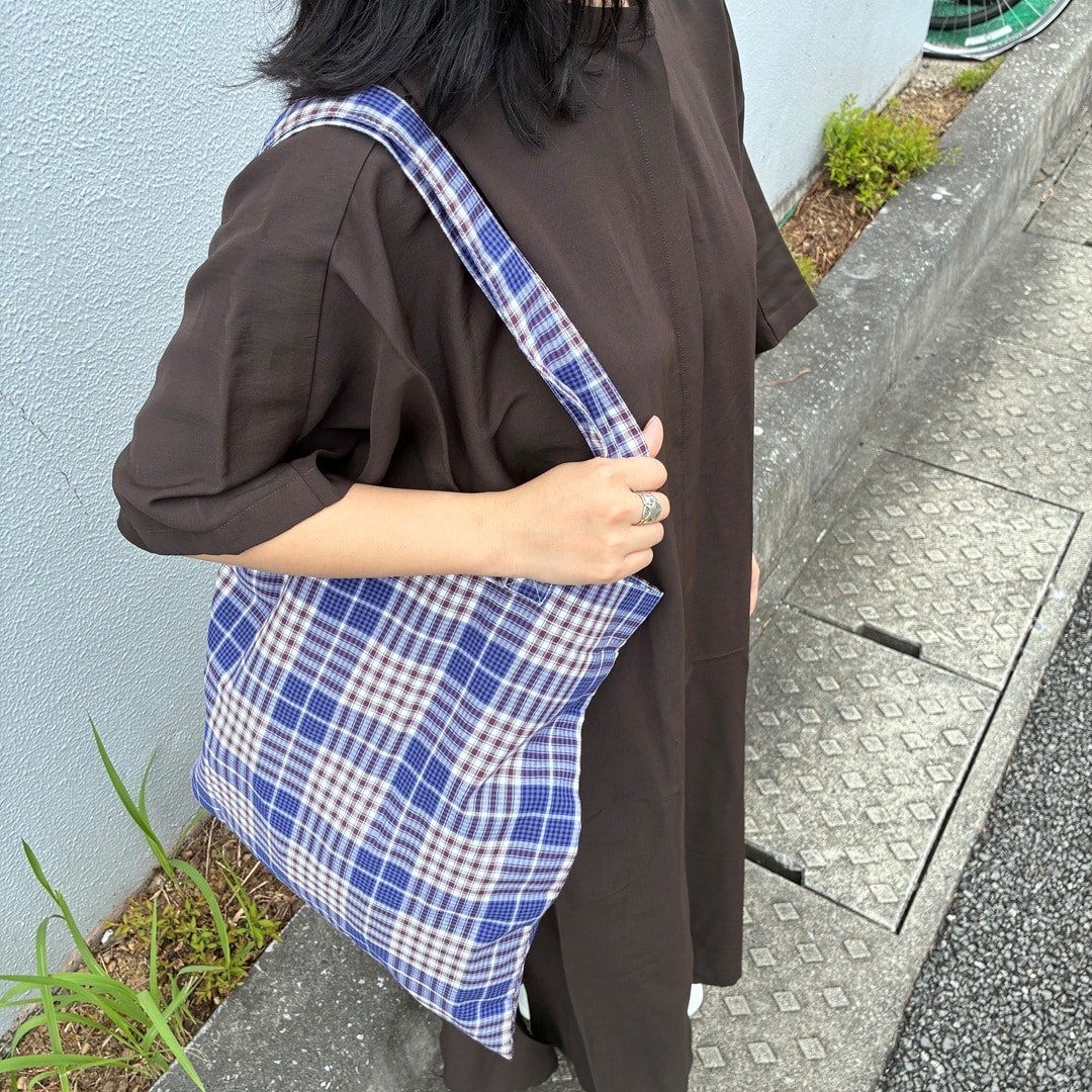 ブルーチェックのトートバッグ