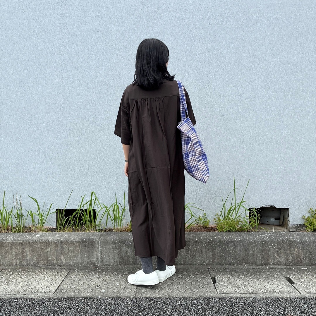 ワンピースを着た女性(後ろ姿)