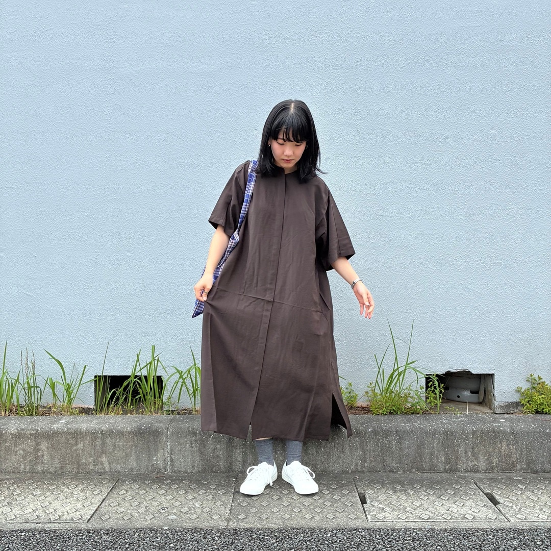ワンピースを着た女性(正面)