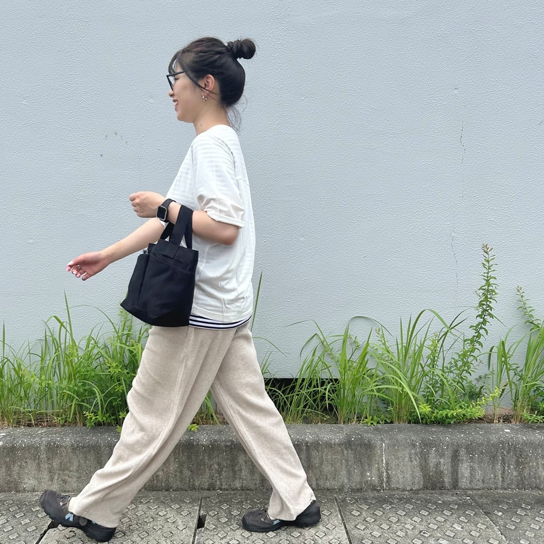 女性が歩いている写真