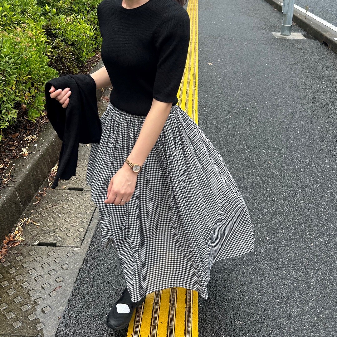 女性が歩いている写真