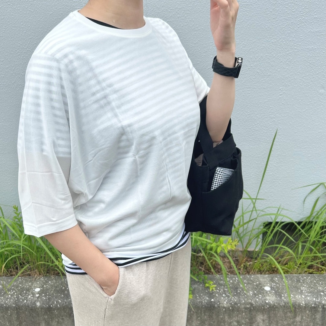 女性の上半身の写真