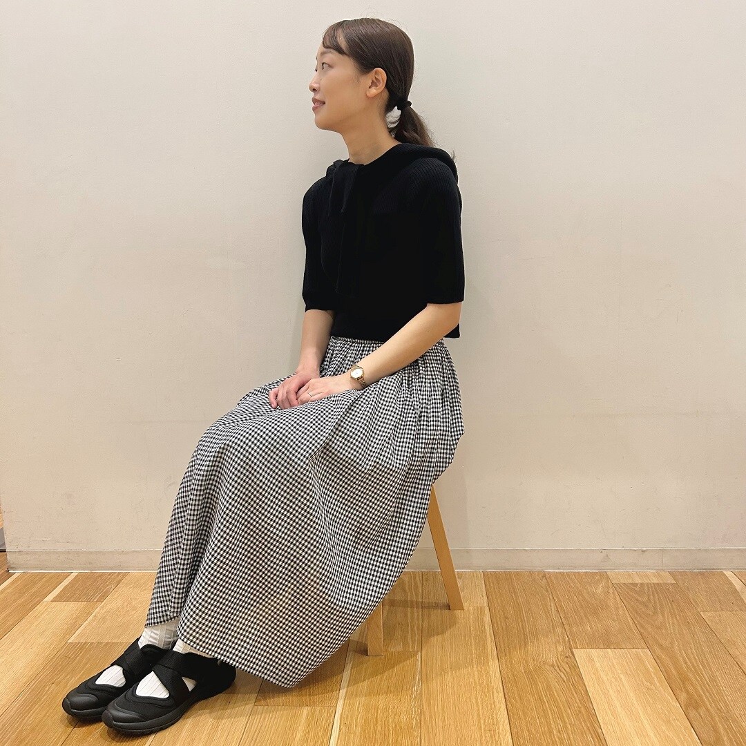 女性が座っている写真