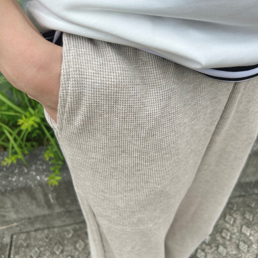 ワッフル編みパンツの素材感