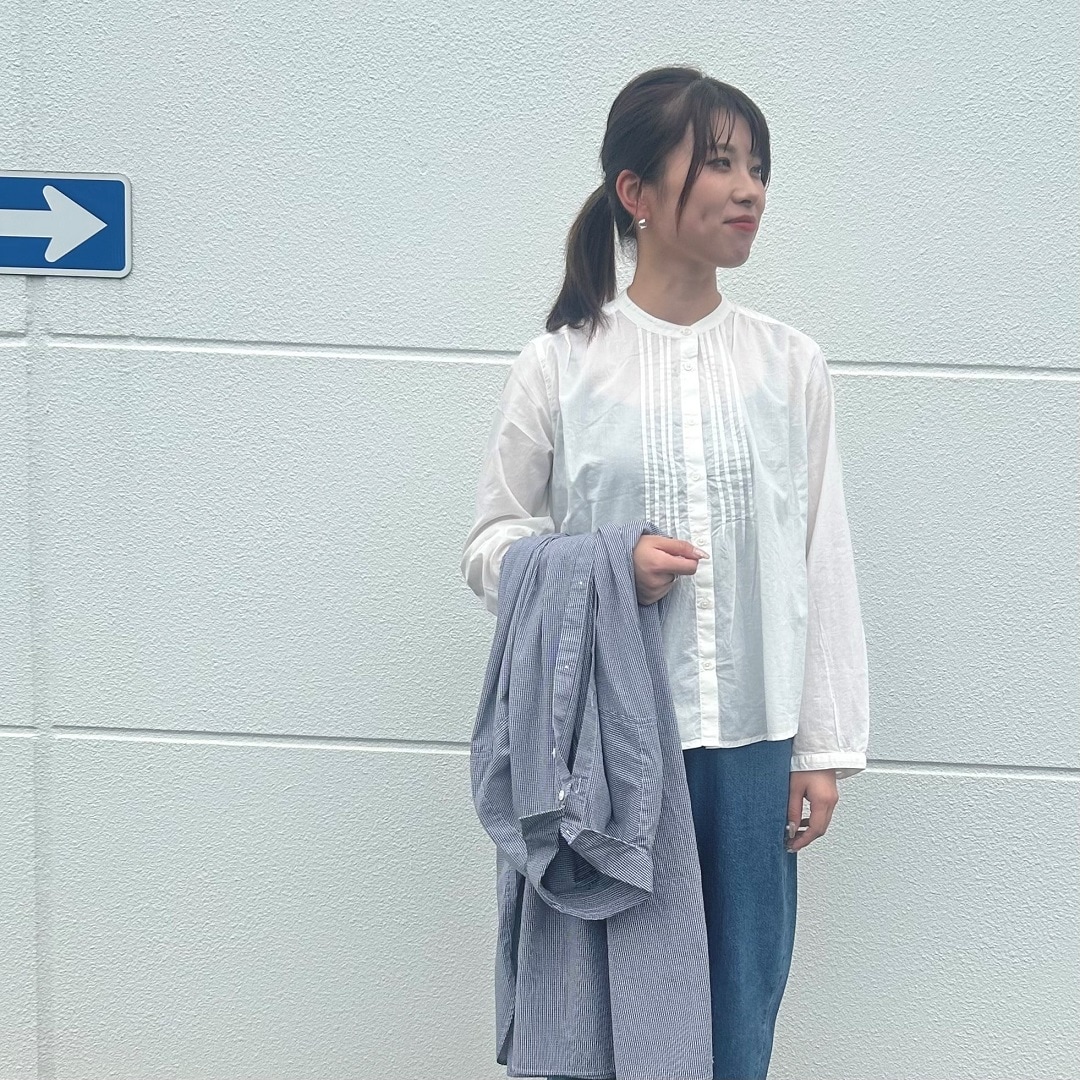 女性が横を向いている