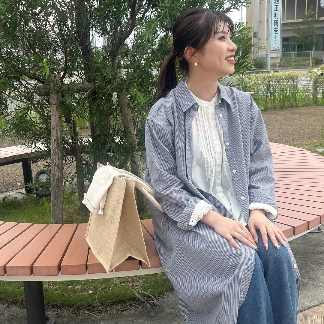女性が座っている