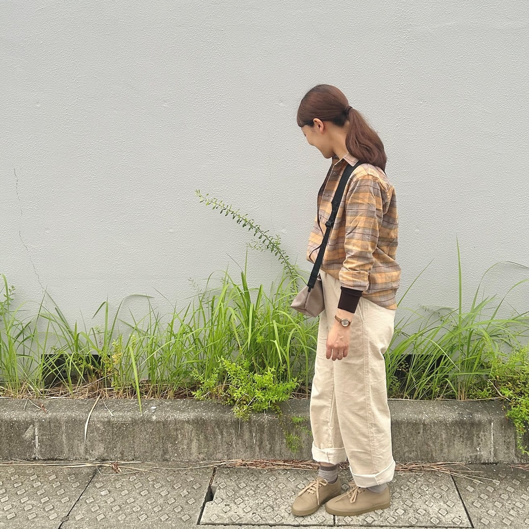 女性が後ろ向いている