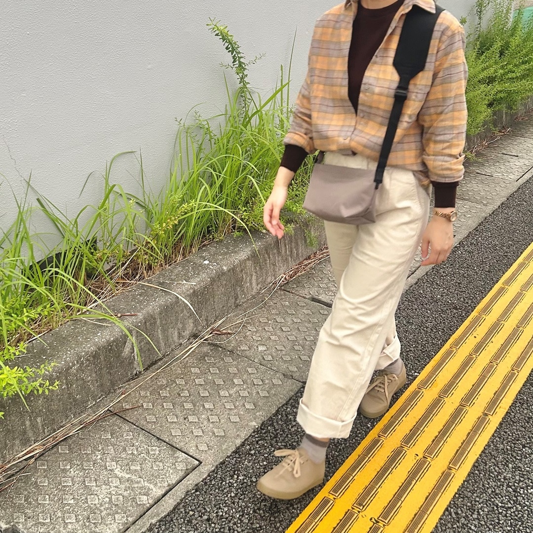 女性が歩いている
