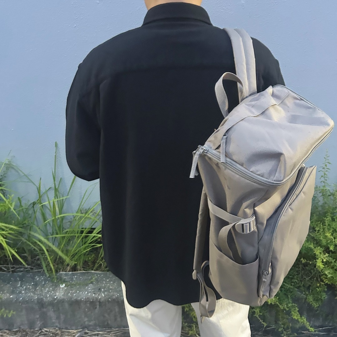 男性が後ろ向いている