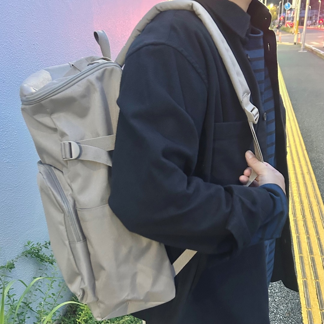 男性の横を向いている