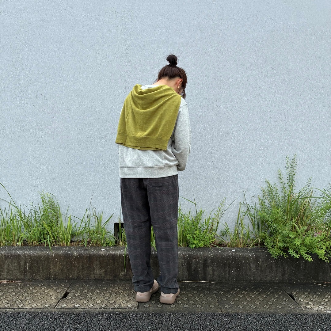 女性の全身写真（後ろ）