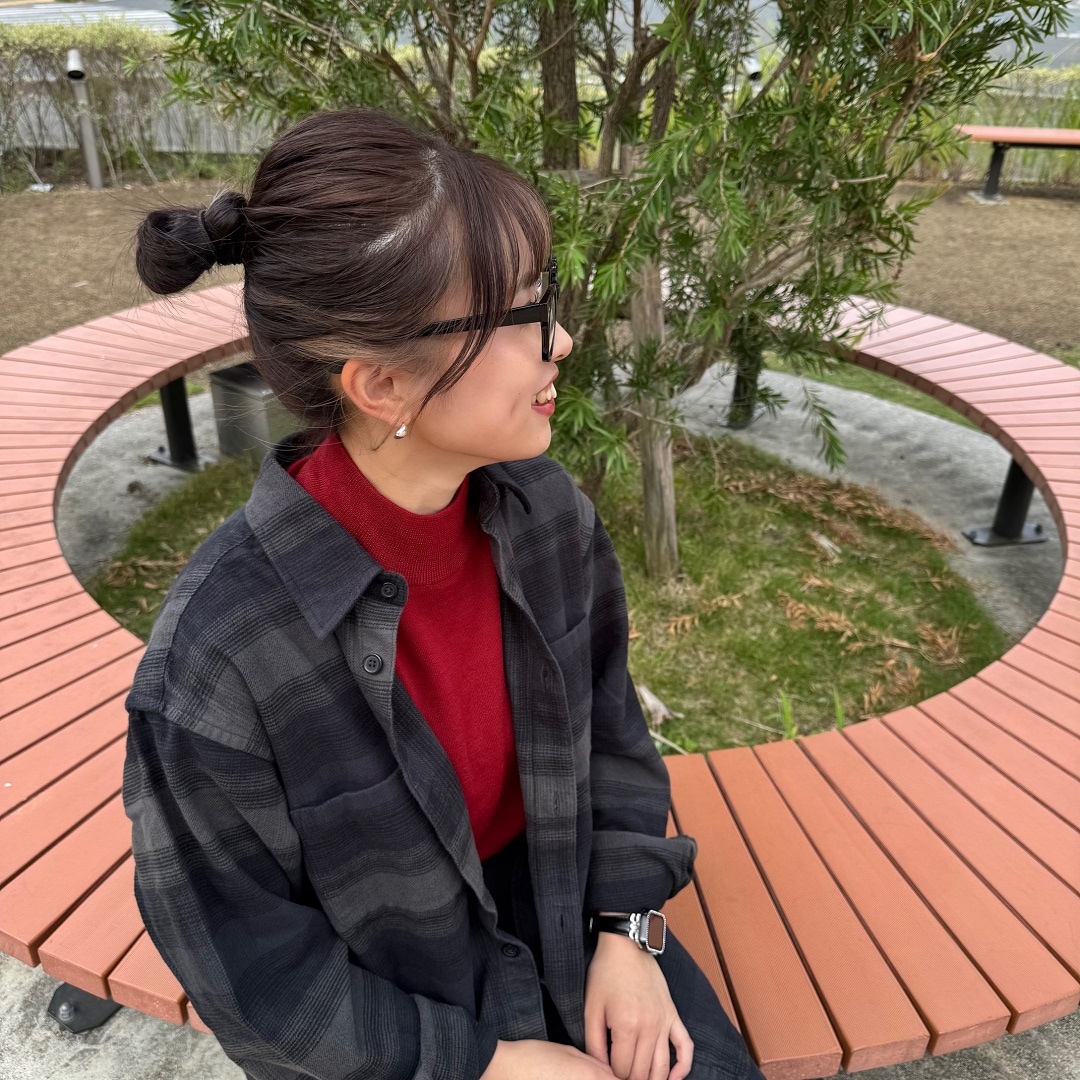 西山さん　座る