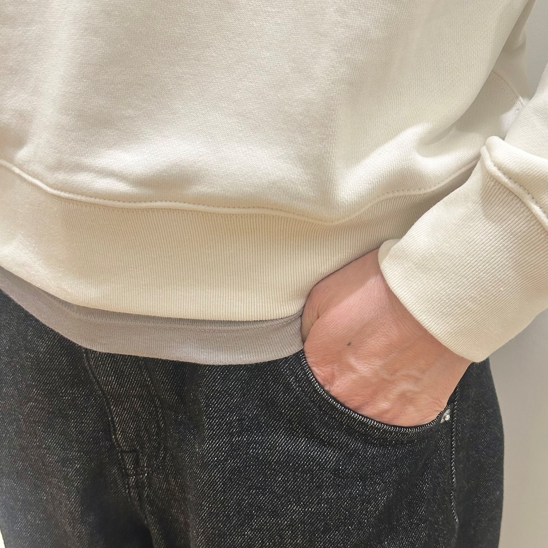 お洋服から肌着が見えている