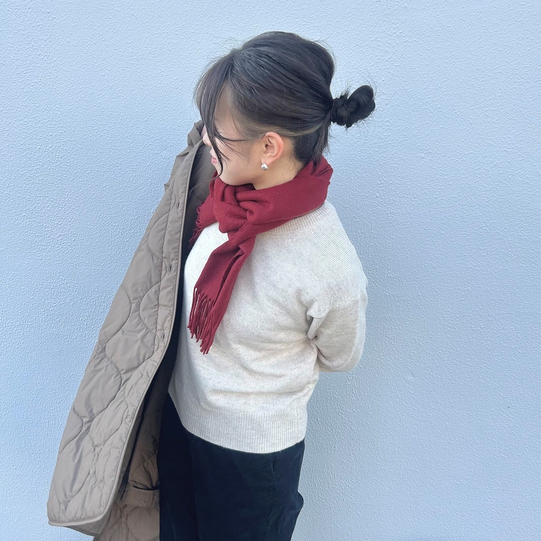 女性がコートを羽織っているところ