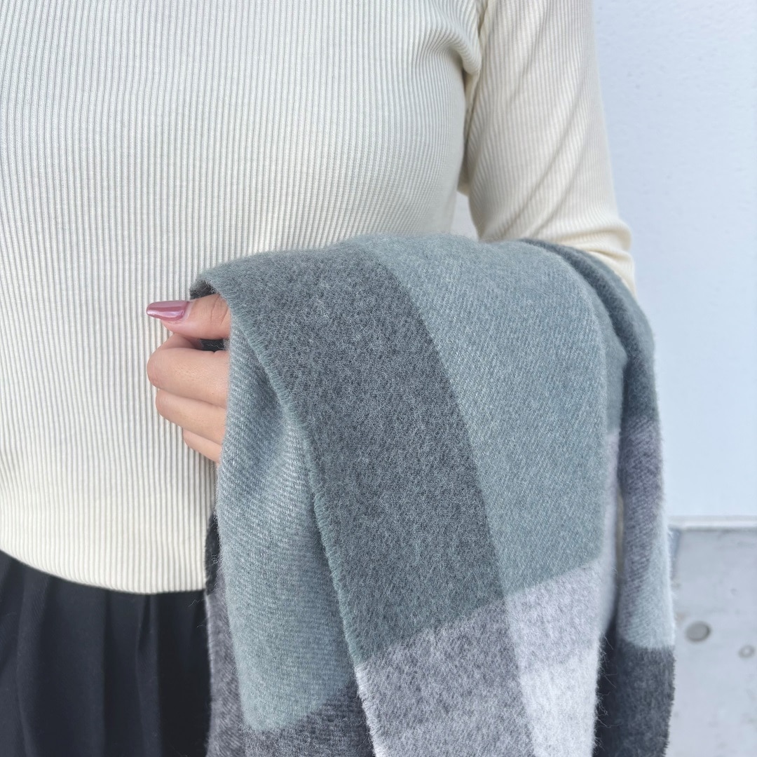 ライトイエローな女性