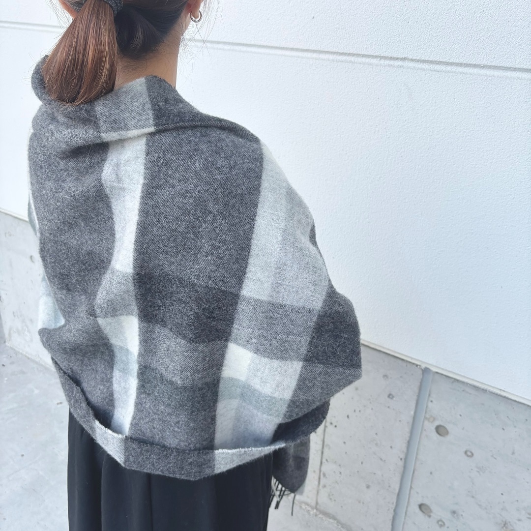 ライトイエローな女性