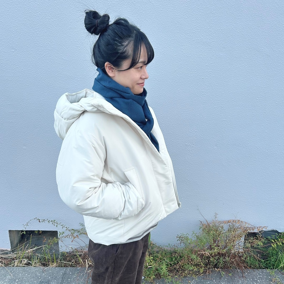 女性が横向いている